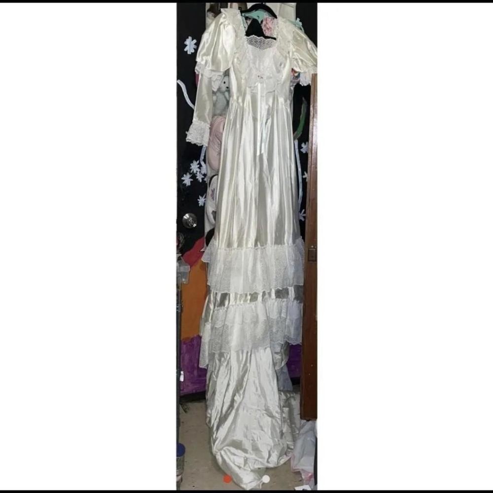 Vintage 80s ILGWU wedding dress - Picture 3 of 4